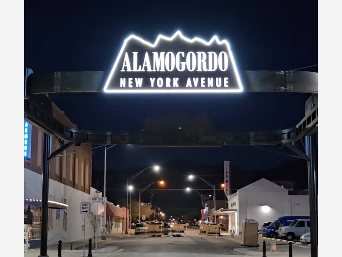 Only 6 Days Left: Countdown to Christmas – Shop Local on Alamogordo’s Vibrant New York Avenue!