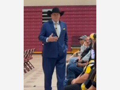 Terry Bradshaw Captivated an Alamogordo Crowd at Free Community Event Hosted by Sacramento Mountain Foundation 