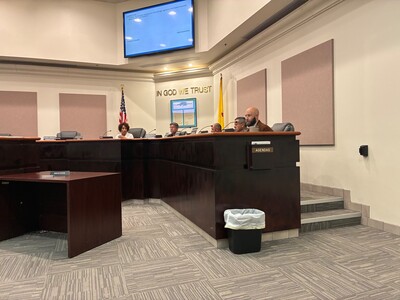 Heated Exchanges Erupt at Alamogordo City Commission Meeting Over Stockwell Hiring, Exposing Long-Simmering Divisions